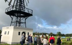 Internationale molenliefhebbers bezoeken windmotor Weidum